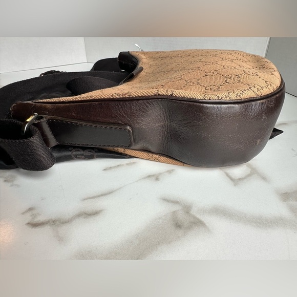 Authentic vintage Gucci Web Half Moon Messenger COA included - Picture 10 of 16